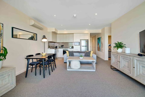 Port Adelaide Executive Waterfront Apartment - Maitland Accommodation 16