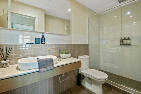 Port Adelaide Executive Waterfront Apartment - Maitland Accommodation 4