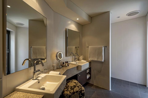 The Louise - Maitland Accommodation 13