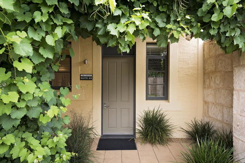 The Louise - Maitland Accommodation 5