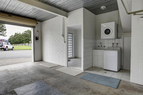 Tasman Beachside Apartment - Maitland Accommodation 11