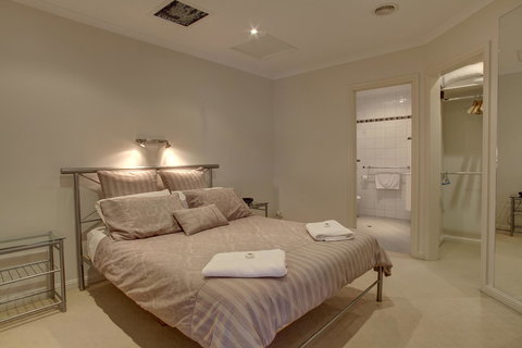 Tasman Beachside Apartment - Maitland Accommodation 6