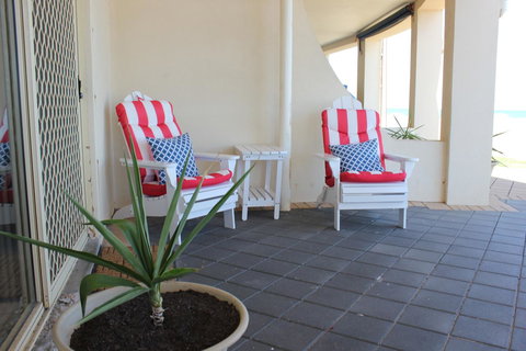 Seaview Sunset Holiday Apartments - Maitland Accommodation 12