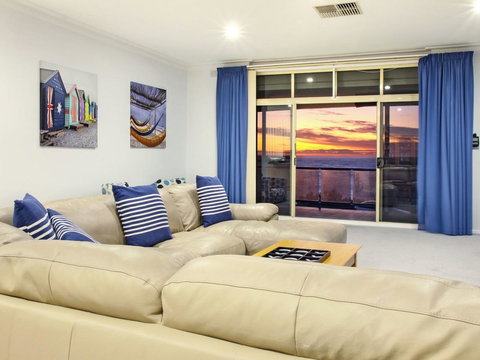 Seaview Sunset Holiday Apartments - Maitland Accommodation 24