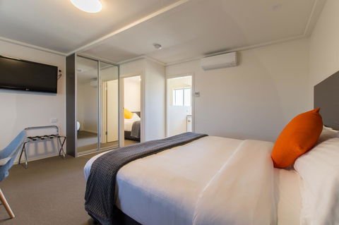 Mick O\'Sheas - Maitland Accommodation 14