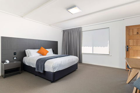 Mick O\'Sheas - Maitland Accommodation 4