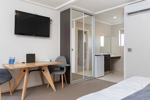 Mick O\'Sheas - Maitland Accommodation 1