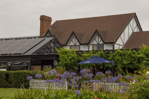 Mick O\'Sheas - Maitland Accommodation 37