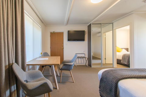 Mick O\'Sheas - Maitland Accommodation 5