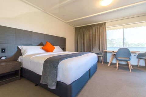 Mick O\'Sheas - Maitland Accommodation 0