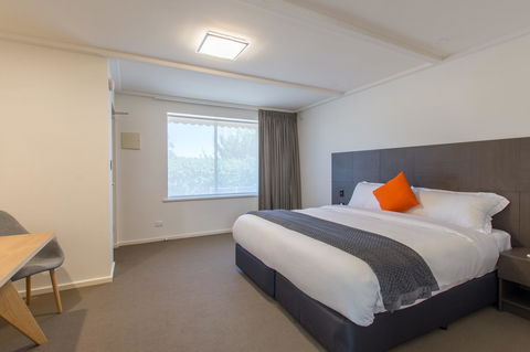 Mick O\'Sheas - Maitland Accommodation 9
