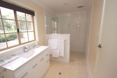 Clare Central - Maitland Accommodation 9