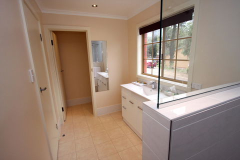 Clare Central - Maitland Accommodation 11
