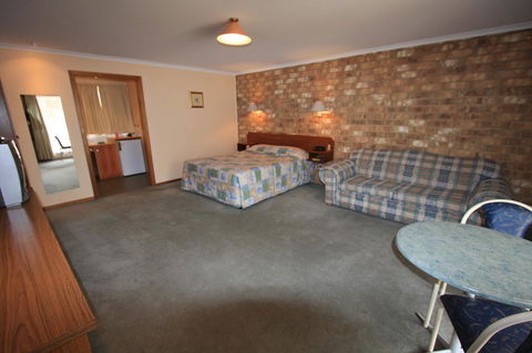 Clare Central - Maitland Accommodation 8