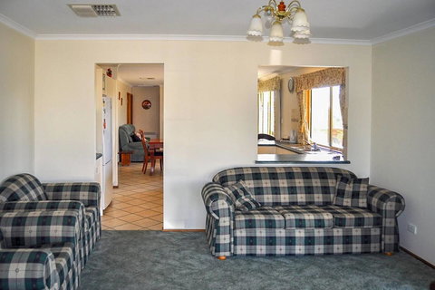 Baywatch - Maitland Accommodation 5