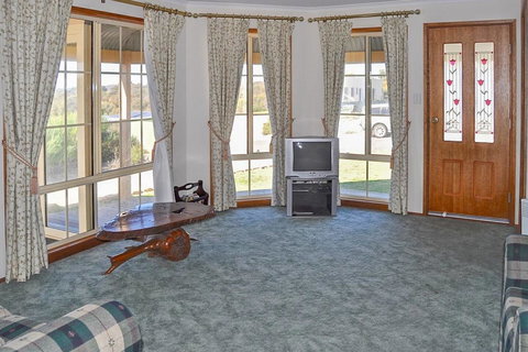 Baywatch - Maitland Accommodation 2