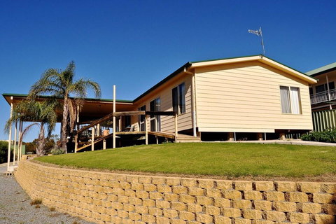 Baywatch - Maitland Accommodation 14