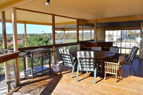 Baywatch - Maitland Accommodation 9