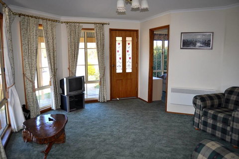 Baywatch - Maitland Accommodation 6