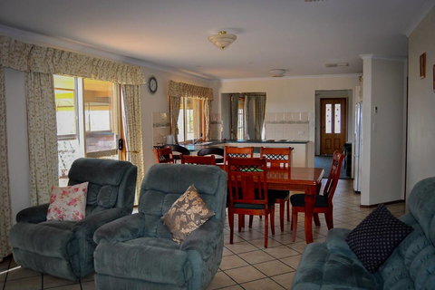 Baywatch - Maitland Accommodation 15