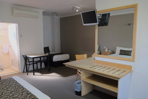 Berri Hotel - Maitland Accommodation 24