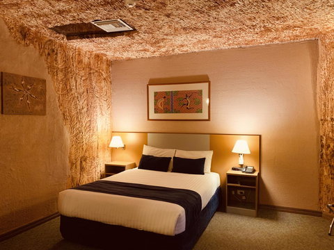 Desert Cave Hotel - Maitland Accommodation 12