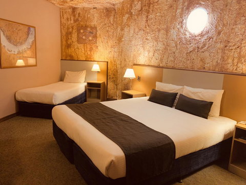 Desert Cave Hotel - Maitland Accommodation 24
