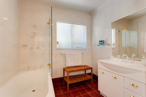 Cottesloe Beach House I - Maitland Accommodation 4