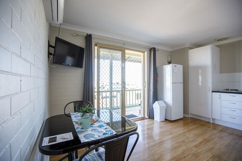 Shark Bay Seafront Apartments - Maitland Accommodation 23