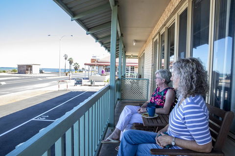 Shark Bay Seafront Apartments - Maitland Accommodation 19