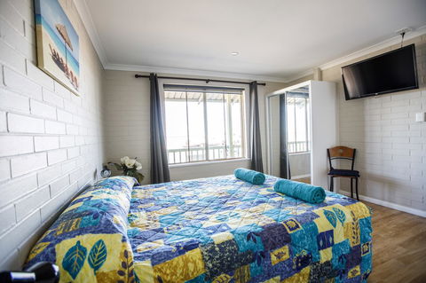 Shark Bay Seafront Apartments - Maitland Accommodation 4