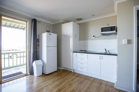 Shark Bay Seafront Apartments - Maitland Accommodation 5