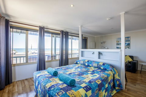 Shark Bay Seafront Apartments - Maitland Accommodation 16
