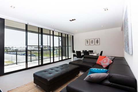 Brand New Executive Apartment - Maitland Accommodation 2