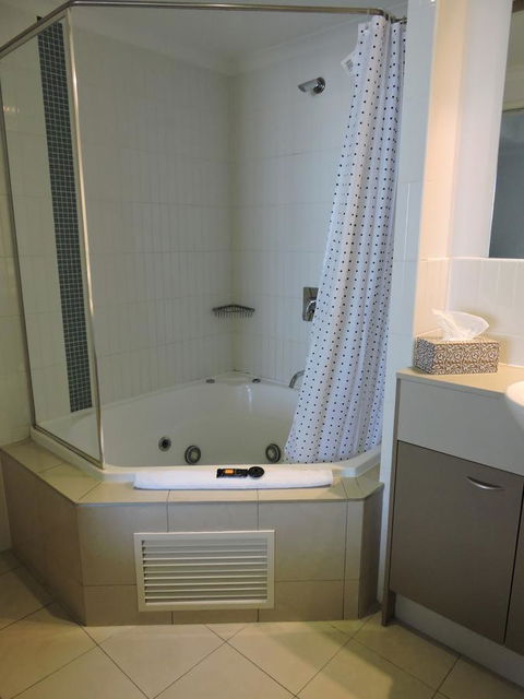 BASE Holidays - Ettalong Beach Premium Apartments - Maitland Accommodation 16