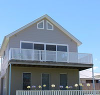 Red Waratah - Maitland Accommodation