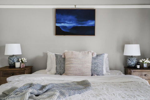 The Spa Cottage With HotTub, Netflix & Stan - Maitland Accommodation 9