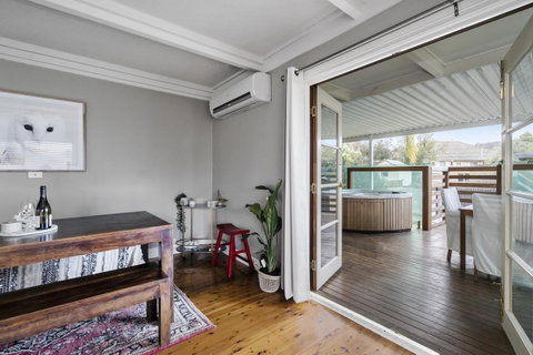 The Spa Cottage With HotTub, Netflix & Stan - Maitland Accommodation 6