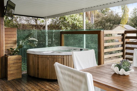 The Spa Cottage With HotTub, Netflix & Stan - Maitland Accommodation 24