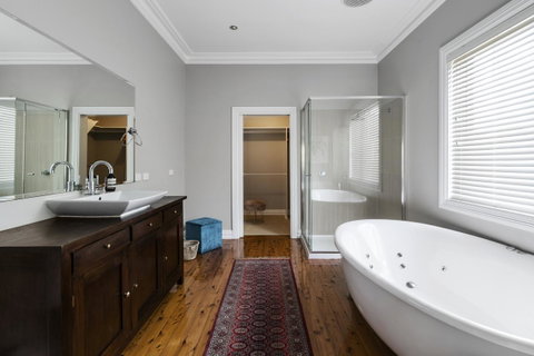 The Spa Cottage With HotTub, Netflix & Stan - Maitland Accommodation 12