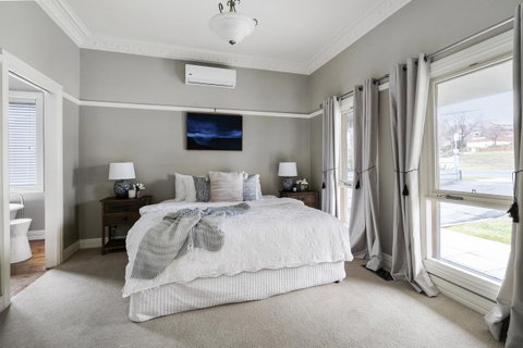 The Spa Cottage With HotTub, Netflix & Stan - Maitland Accommodation 13