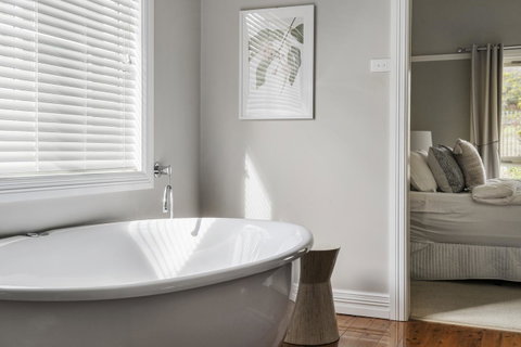 The Spa Cottage With HotTub, Netflix & Stan - Maitland Accommodation 3