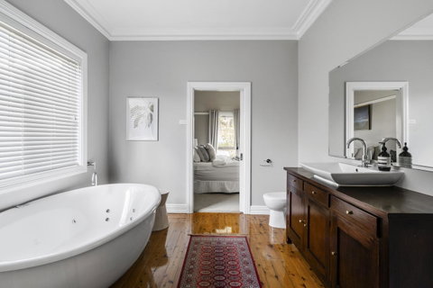 The Spa Cottage With HotTub, Netflix & Stan - Maitland Accommodation 11