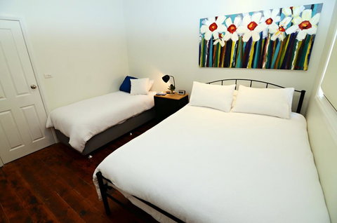 Thelma's Temora - Maitland Accommodation 5