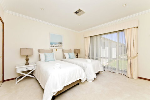One Mile Mansion - Private Coastal Retreat FREE FAMILY ADVENTURE PASS - Maitland Accommodation 16