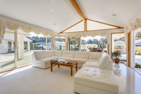 One Mile Mansion - Private Coastal Retreat FREE FAMILY ADVENTURE PASS - Maitland Accommodation 11