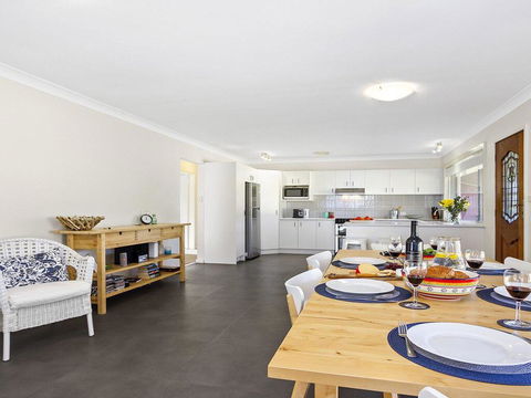 Braeside - Waterfront, Fireplace - Maitland Accommodation 3