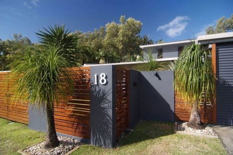 Bramston Beach - Luxury Holiday House - Maitland Accommodation 2