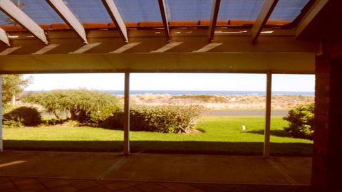Calm Seas - 70 Gold Coast Drive - Maitland Accommodation 2