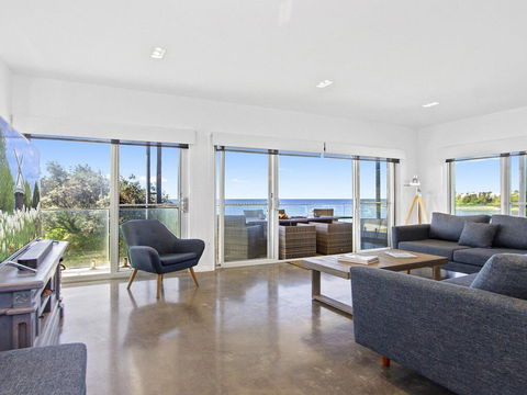 Catalina - Brand New House - Maitland Accommodation 2